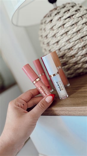 Andrea Tobar on Instagram: "Makeup on the go! ✨🩷 Base: Facefinity All Day Flawless Corrector: facefinity multi perfector Blusa: Miracle Pure Bonzer: Facefinity Bronzer Delineador: Khol Pencil Gel para cejas: 2000 calorie brow sculp Labios: 2000 calorie lip glaze Todo de @maxfactorlatam #dailymakeup #makeup #makeuponthego #look #MaxfactorLatam"