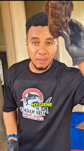 Salt is sprinkled on catfish not to season them, but to clean and tighten their flesh. Catfish often live in muddy or polluted water, leaving their bodies coated with slime and waste. When salt is added, the high salinity forces the fish’s skin and gut to rapidly dehydrate, pushing out mucus and impurities. This simple reaction purifies the fish and makes the flesh firm and smooth after cooking. It’s a traditional method used by experienced fish sellers to improve both hygiene and texture before