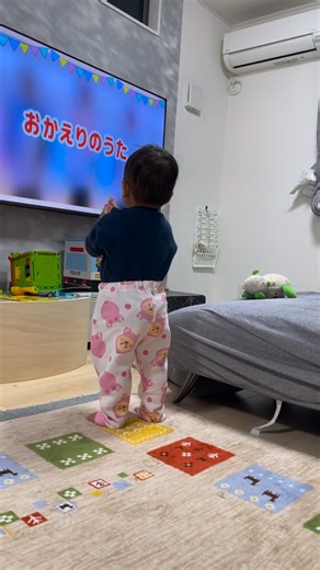 輝來の成長記録 on Instagram: "保育園でもやってるのかな？シリーズlast 帰る時も挨拶で歌うのかな？ 輝來はお迎えが少し遅いから歌ってからまた遊ぶのかな🤔🤔 #赤ちゃん #赤ちゃんのいる暮らし #赤ちゃんのいる生活 #ベビスタグラム #輝來の成長記録 #1歳 #1歳8ヶ月 #1歳8ヶ月ベビー #1歳8ヶ月男の子 #1歳8ヶ月ボーイ #1歳8ヶ月boy #保育園 #保育園児 #帰りの歌 #歌ってるのかな"