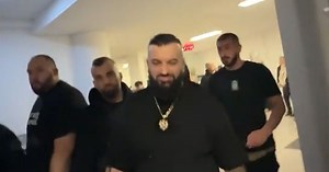 Jala i Buba sa hordom obezbeđenja napustili koncert: Reperi užurbano izašli i odvezli se besnim mašinama