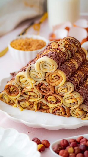 •Pâtes à crêpes parfaite et sans repos👌Des crêpes rapide à réaliser, ultra moelleuses et légères à souhait 😋Elles sont garnies généreusement de l’incontournable Pâte à Tartiner Noisettes📍Pour vous la chandeleur c’est le 2 février ou toute l’année⁉️ 🤭😋📍 Ingrédients : Pour 6 personnes •Pour la pâte à crêpes :250 g de farine T5540 g de sucre en poudre3 g de sel fin3 g de poudre de vanille600 ml de lait4 oeufs1 cuillère à soupe d’eau de fleur d’oranger40 g de beurre•Pour garnir :Pâte à tartine