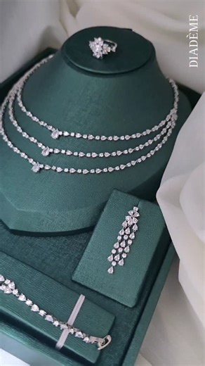 Un éclat nouveau illumine nos vitrines ✨ Des parures en plaqué or et plaqué argent, serties de pierres zircon qui capturent la lumière à chaque mouvement. Argent, doré ou deux tons… à vous de choisir la brillance qui vous ressemble 💫 ✅️ Disponible à Oran & Tlemcen ✅️ Disponible sur notre site Diademebijoux.com | Diadème bijoux