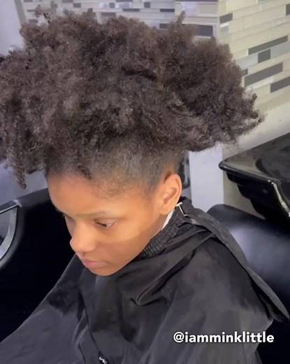 Some of y’all clients be messy booking them red flag stylist and then complaining🤣 Products used in this video: @minklittlehaircare *Mink Little All Natural Cleansing Shampoo *Mink Little All Natural Conditioner *Mink Little Hydrating Mist *10 piece blowout kit *Mink Little styling gel *Mink Little signature parting comb *Charming roots hair growth oil Click link in my bio to shop or go to www.minklittle.com #minklittle #minklittlehaircare #iamminklittle #healthyhair #healthylifestyle #naturalh