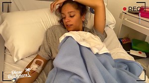 Danni und Sohn Volkan machen sich auf den Weg ins Krankenhaus zu Tochter Jada. 🚗🏥 In der Nacht musste Volkan seine Schwester mit starken Schmerzen einliefern! 🌙 Beide haben kaum Schlaf bekommen. 😴 Danni ist besonders nervös, da sie ständig mit Verlustängsten kämpft und schon einmal eine ähnliche Situation mit Jens durchleben musste. 😓 Die endgültige Diagnose wird erst nach den MRT-Ergebnissen erwartet. 🩻🔍 "Diese Büchners - Familientrubel unter Palmen", Mittwoch um 21:15 Uhr bei RTLZWEI un