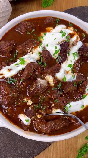 Einfaches Gulasch mit Rotwein Zutaten für 4 Personen: 800g Rindergulasch 3 Gemüsezwiebeln 3 Knoblauchzehen 1EL Tomatenmark 250ml Rotwein 400ml Rinderfond 6TL Gulasch Gewürz 2EL Öl Salz Topping: Creme Fraiche Petersilie Zubereitung: ◾️Gemüsezwiebel abziehen und in kleine Würfel schneiden. ◾️Knoblauch abziehen und fein hacken. ◾️Öl in einer Pfanne/Topf stark erhitzen und das Fleisch auf zweimal kräftig anbraten, bis es von allen Seiten Farbe nimmt. Anschließend aus dem Topfe nehmen. ◾️Anschließend