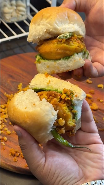 Vada Pav Recipe ❤️ || Monsoon Special Recipe || #viralvideo #recipes