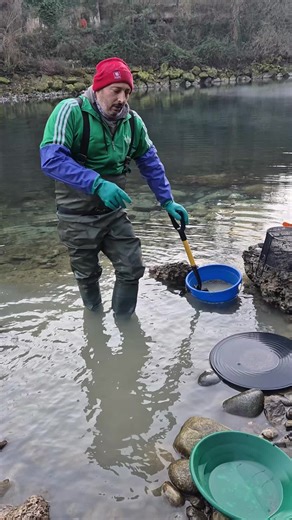 Caccia all'oro alluvionale con batea da gara