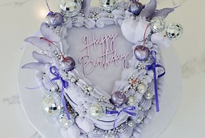 Cakes are going vintage! Make a frilly, old-fashioned heart cake with this tutorial