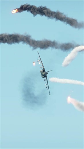 2K22 Tunguska engages the Su 39