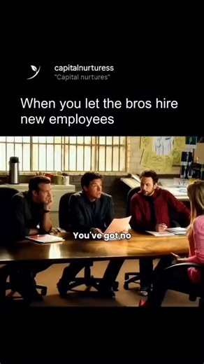 "Capital nurtures" on Instagram: "1997년 개봉한 영화 Titanic은 잭과 로즈의 운명적인 사랑을 통해 비극 속에서도 오래 남는 감정의 깊이를 보여주는 작품입니다. 화려한 연출보다 인물의 감정에 더 집중한 제임스 카메론 감독의 스타일은 지금 다시 봐도 묘하게 가슴을 울리죠. 배가 침몰하는 장면이 아닌, 두 사람이 서로를 바라보던 순간들이 더 강하게 기억에 남는 영화이기도 합니다. 이 감정을 완성해주는 곡이 바로 셀린 디온의 *“My Heart Will Go On”*입니다. 처음 들으면 잔잔한데, 어느 순간 자연스럽게 가슴이 벅차오르는 느낌을 줍니다. 특히 후반부의 고조되는 보컬은 영화 속 잭과 로즈의 마지막 장면과 겹쳐지면서 괜히 마음이 서늘해지기도 하고요. 많은 분들이 “이 노래가 나오면 왜 그 장면이 자동으로 떠오르는지 모르겠다”고 말하는데, 그만큼 영화와 음악이 자연스럽게 얽혀 있는 곡입니다. 1998년 아카데미 주제가상을 비롯해 여러 상을 휩쓴 