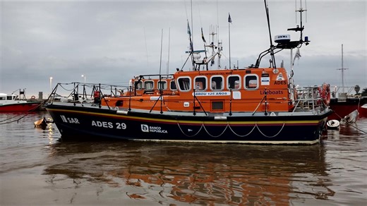 Este vienes pasado se escribió la página más dolorosa de la historia de ADES, el fallecimiento de un Voluntario, Patrón, Jefe de Base, y Amigo, Alejandro Abelenda. Quiso el destino que su última navegación fuese a bordo de “ADES 29”, lancha de salvamento en la cual dedicó muchas horas de entrenamiento y salidas de emergencia para salvar a otros navegantes en peligro. Durante una maniobra de aproximación al muelle del Club Nautilus sintió un malestar y perdió el conocimiento, de inmediato se apli