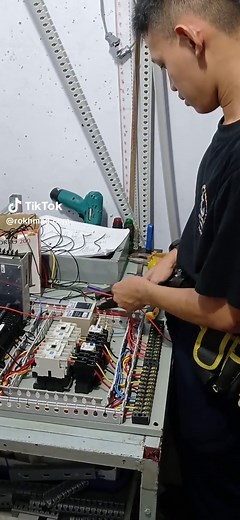 Pembuatan Panel Kendali dengan PLC CP2E