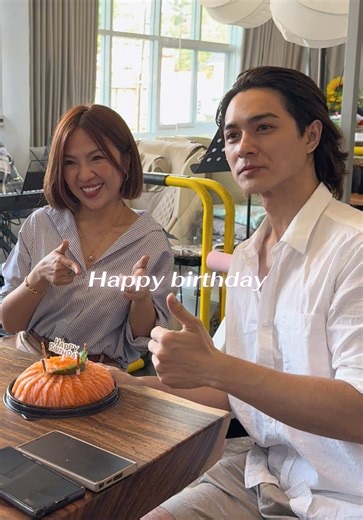 นอกจากความหล่อที่เราเห็นด้วยตาแล้ว สิ่งที่สัมผัสได้ทุกครั้งที่มาเจอแน๊กคือ ความใจดี ความสุภาพ อ่อนโยนและเป็นกันเองมากๆๆๆๆ (ผู้ชายที่มืออ่อนมาก) สิ่งที่อยากที่ทำให้เราอยากซัพพอร์ตเค้าคือรู้สึกอยากให้เค้ามีความสุข เหมือนที่เค้าคอยมอบความสุขให้กับเรา ยุ้ยเชื่อว่าถ้าเราทำด้วยใจเราได้ใจกลับมาจริงๆ ขอบคุณนะคะ ความสุขของฉัน น้องชาย@🩲CHARLIEPOTJESแน็กชาลี🩲 ขอให้เป็นปีที่ดีนะคะ เถ้าแก่ ปล.ใครจะคิดว่าฉันจะได้ไปนั่งปรบมือร้องเพลงแฮปปี้เบริดเดย์ดับแน๊กชาลี #ชาลีแฟมิลี่ #charliepotjes #nackcharlie #แน็กชาล