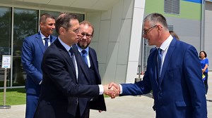 Syringe manufacturing company struggles with financial instability despite billions of government support – English