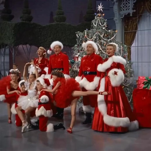 Divattörténet-Árpási Krisztina on Instagram: "Karácsony közeledtével a karácsonyi zenék is a mindennapjaink részeivé válnak. Az egyik legismertebb dal, a White Christmas története kerül most bemutatásra, illetve az azonos nevet viselő film ruháinak története. A kissé melankolikus White Christmas című dal szerzője Irving Berlin, aki nem sejtette a dal megszületésekor, hogy több évtized múltán is örömmel hallgatják majd az emberek. Irving zsidó vallású volt, így nem ünnepelte a karácsonyt, emellet