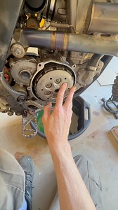 We’re diving deeper into the clutch of this 2011 KTM 350 SX-F. First we’ll see if the clutch push rod is working. Then, we’re gonna remove the pressure plate to extract the clutch pack. Surprisingly the friction plates and the steel plates look to be brand new. So, we just need to prep them for a nice refreshing oil bath next. | Jon Jebus