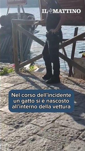 Pozzuoli, auto finisce nel Lago d'Averno: proprietaria si lancia in acqua per salvare un gatto bl...