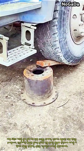 대형 트럭 바퀴 높이 조절 및 받침대 교체 작업 #worker #process #truck #maintenance #mechanic