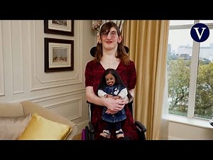 The meeting of the tallest and shortest women in the world