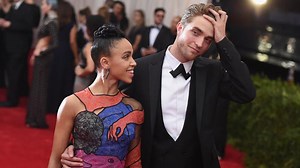 Menguak Penyebab Putusnya Robert Pattinson dan FKA Twigs