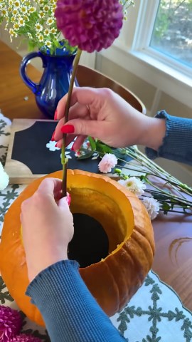 Easy pumpkin centerpiece for Thanksgiving! 💐#centerpiece #floraldesign #Thanksgiving