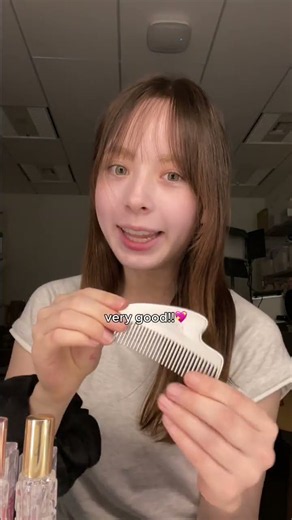 Word is, she’s really into the SALONIA hair comb right now.#jbeauty #japanesemakeup #salonia