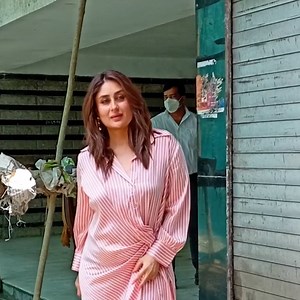 Kareena Kapoor Khan gets snapped a day after Holi as she steps out for a shoot; “Lockdown ho jayega!” screams Sara Ali Khan to the paps. 😷😷 The young starlet advised the cameramen as they said, ‘aapko dekhna hai’, hinting they wanted to click her without the mask. But Sara Ali Khan had some mindful advice for the paps and tells them. Malaika Arora in a striped co-ord set goes about her day in style. Hema Malini was spotted at the Mumbai airport. Clad in a white salwar kurta, straight tresses f