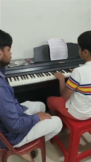 Piano class all grade 1 students practice.