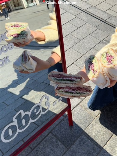 This is your sign om naar de gloednieuwe @obet.mechelen in Mechelen te trekken, want hoe goed zien die broodjes eruit? Flairredactrice @dewydeleeneer ging ze alvast proeven én heeft ze goedgekeurd. 🤤💜 #obet #mechelen #hotspot #hotspotmechelen