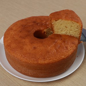 Gâteau au yaourt naturel, super moelleux et très savoureux | Recettes Maître