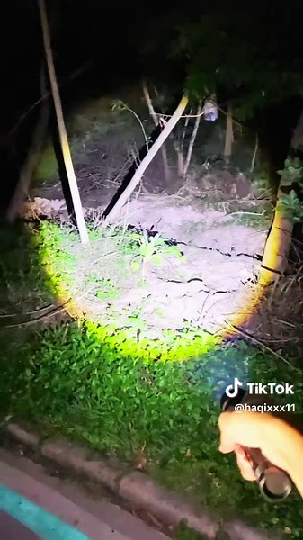 This flashlight’s robustness is no joke. Seriously impressed! ✅🔦🔥 Link is live. #Tiktokshopstockup #Tiktokshopmothersday #techvibes #linterna #fyp #potente #outdoorlife #caseria