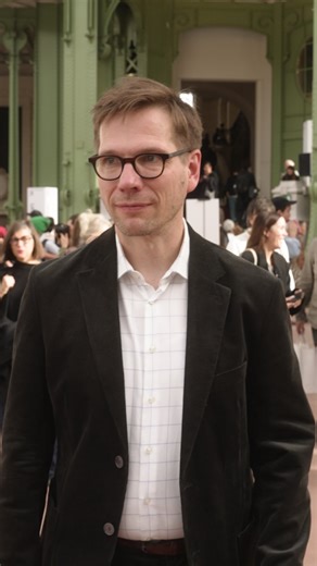 [Interview – Adrian Sauer] For Paris Photo 2025, the @galerieklemms presents @a_d_r_i_a_n_s_a_u_e_r solo project “Truth Table” in the Main sector. He explores how digitisation has transformed photography and questions whether images can still represent reality objectively. In “Truth Table,” he uses all 16,777,216 RGB colours contained in a digital image, turning individual pixels into autonomous units: patterns, gradients and noise that reveal the invisible structure behind every photograph. Dis