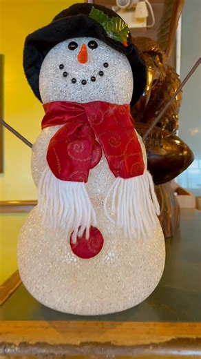 Iakwe MIR Family, Christmas has officially taken over the resort! 🎄🎅We’re decked out, lit up, and ready for the holidays. Merry Christmas to all our customers and everyone tuning in! Disclaimer: We do not own the rights to the music in the video. #christmasseason #christmas2025 #enrarestaurant #marshallislandsresort #christmasdecor | Marshall Islands Resort