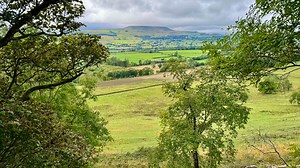 🌄 LEYBURN SHAWL WALK: VISIT BOLTON CASTLE AND WENSLEYDALE VILLAGES 🌿 This rewarding walk explores some of the finest scenery in Wensleydale, beginning right in the heart of Leyburn and quickly opening out to long, sweeping views across the valley. The route offers a lovely mix of woodland paths, open fields, and peaceful village lanes, with plenty of opportunities to enjoy both the landscape and the area’s rich local character. 🗺️ The walk starts in Leyburn’s Market Place before heading west 