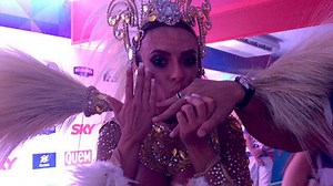 Nicole Bahls faz campanha para recuperar aliança