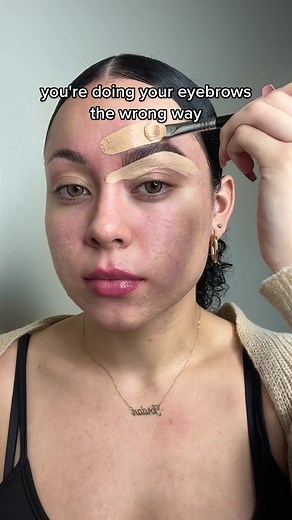 Get perfectly symmetrical eyebrows every time following these steps 🙌🏼 #eyebrows #perfecteyebrows #eyebrowtutorial #eyebrowhack #makeuphacks #easymakeuphack #makeupfail #makeupadvice #makeupmistakes