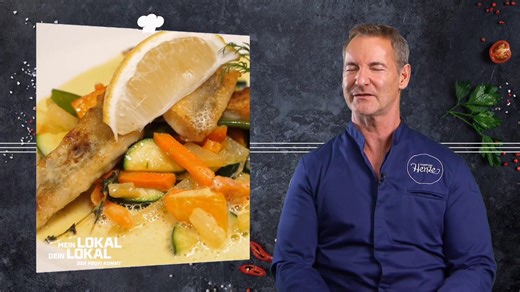 Dietmar probiert die geschmorten Ochsenbacken mit Kürbisrahm und Spätzle. Beim Essen fragen sich die Kandidaten, ob die Spätzle hausgemacht oder ein gutes Produkt sind. Vroni deckt auf das Sebastian fertige Spätzle in seiner Küche verarbeitet. #MeinLokalDeinLokal 😁📺 „Mein Lokal, Dein Lokal“ – streamen auf Joyn und Montag bis Freitag, um 17:55 Uhr, bei Kabel Eins. | Mein Lokal, Dein Lokal