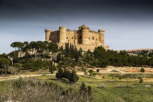 El castillo más bonito y mejor conservado de España con seis siglos de historia y palacio de la última Emperatriz de Francia
