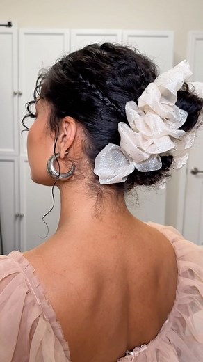 Amanda Walker on Instagram: "Y’all how cuteeee is this amazon hair clip!! It’s so fluffy  leaving the  for hair & lippy under ‘shop reels’ highlight  Styler • @mauimoisture curl foam mousse flexible hold Lippy • @lauramercier velour extreme matte lipstick in fatale #curlyhair #curlyhairstyles #curlyhairtutorial #3bcurls"