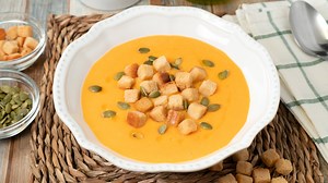 326K views · 1.2K reactions | Crema de Calabaza 李 Ingredientes: 500 gr de calabaza ya limpia y pelada 4 patatas pequeñas 2 zanahorias 1 puerro 200 ml de nata para cocinar 1 o 2 cucharadas de aceite de oliva virgen extra ½ cucharadita de sal Picatostes y pipas de calabaza de guarnición #crema #calabaza #pure | Platos Fáciles con Tamara | Facebook