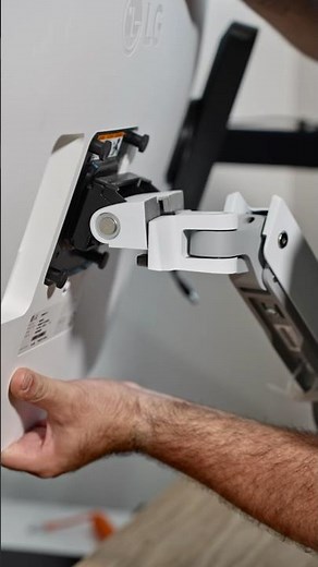 I upgraded my setup with the Ergotron HX monitor arm 😮‍💨