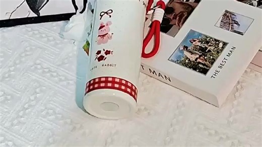 小熊KQG-F25D保温杯加厚防摔杯身，提绳设计轻松携行，户外旅行、办公室使用更安心。