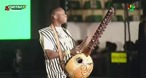 Cet après-midi a eu lieu l'ouverture du Festival panafricain du cinéma et de la télévision de Ouagadougou (FESPACO 2023). le Prince du Mali, #Sidikiba_Diabateba a exécuté avec la corde de sa kora l’hymne National de nos deux pays le Mali et le Burkina Faso. 🇲🇱❤️🇧🇫 #Dmusic #Fespaco2023 #WalahaMomo | Walaha Momo