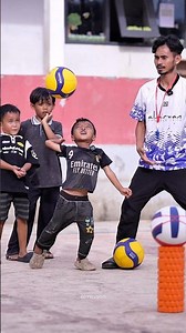 Asep Gebot bikin spike keras namun gagal mengenai targetnya #volleyball