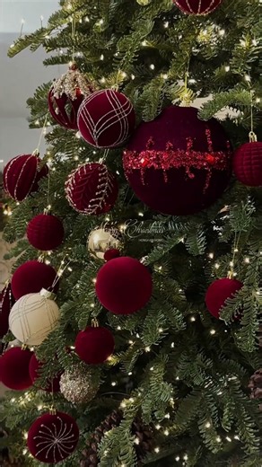 Decorate A Red Christmas Tree #decor #decoration #christmastree #christmas #christmastrees