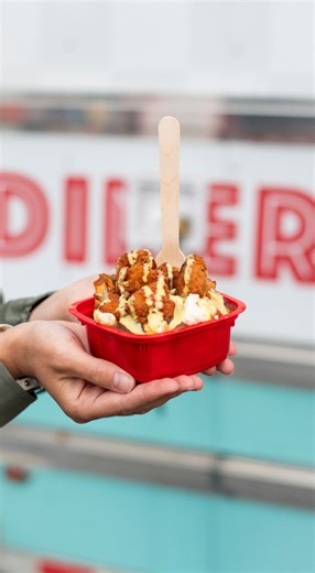 Retour sur une saison de folie ! 🤩🍟 On a voyagé, on a ri, on a dansé, et surtout... on a mangé des tonnes de poutines décadentes ! 🚚🤤. Merci d'avoir fait de cette saison un succès. Quel est VOTRE meilleure poutine ? Dites-le-nous ! 👇 | Le Grand PoutineFest