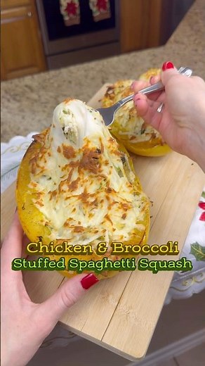 CHICKEN & BROCCOLI STUFFED SPAGHETTI SQUASH 🍗🥦 A healthy winter recipe! #dinnerinspo #lowcarb