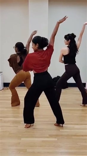 Yaritza Arboleda on Instagram: "Flow & Flair 🪄 Comment “salsa” to receive in your inbox 3 courses 🎁 Style, body movement & on1 to on2 transition courses completely FREE 🤗🤩👇🏾"