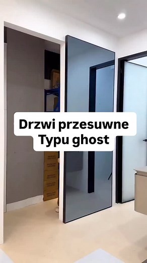 Drzwi typu GHOST to rozwiązanie, które łączy nowoczesny design z perfekcyjną funkcjonalnością. Bez widocznej prowadnicy, bez progu, bez zbędnych detali — tylko czysta forma i elegancja. Cały mechanizm ukryty w zabudowie sprawia, że przestrzeń wygląda lekko, spójnie i nowocześnie. 👉 Zapisz ten post jako inspirację 👉 Oznacz osobę, która planuje remont 👉 Daj znać w komentarzu, gdzie Ty zamontowałbyś takie drzwi ⸻ #architekturawnetrz #projektwnetrz #nowoczesnewnetrza #drzwiwewnetrzne #ghostdoor #