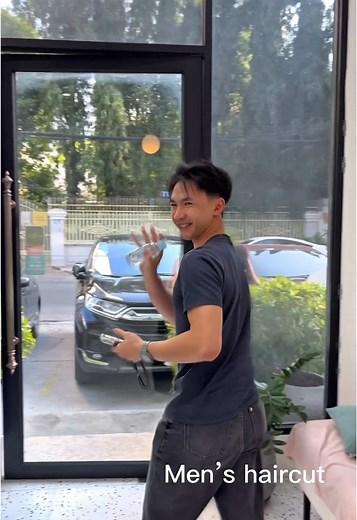 កាត់សក់ នៅ La Boutique Salon ក្នុងភ្នំពេញ